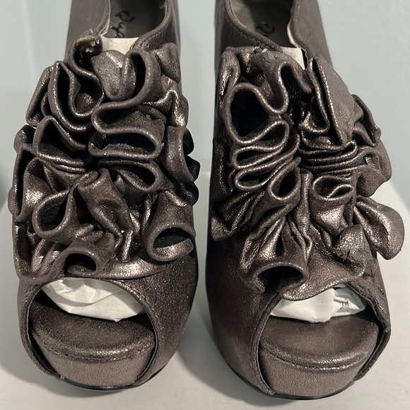 Qupid Ruffled Platform Bootie - Picture 10 of 15